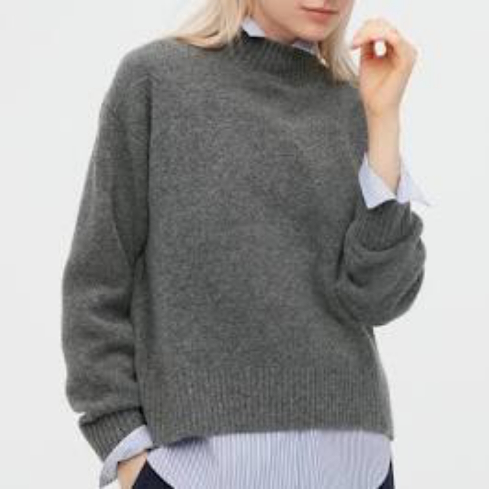 Uniqlo Gray souffle mock neck long sleeve sweater